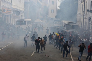 Protestatarii, alungați cu gaze lacrimogene de forțele de ordine din Sri Lanka | Foto: EPA