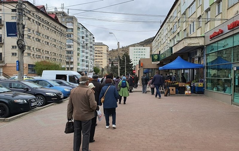 VIDEO| Zeci de bătrâni la cozi la bancomate, în Piatra-Neamț, ca să-și ridice pensiile