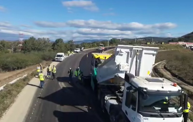 620 de muncitori cu 200 de utilaje au început asfaltarea primei autostrăzi montane din România, Sibiu – Pitești | VIDEO