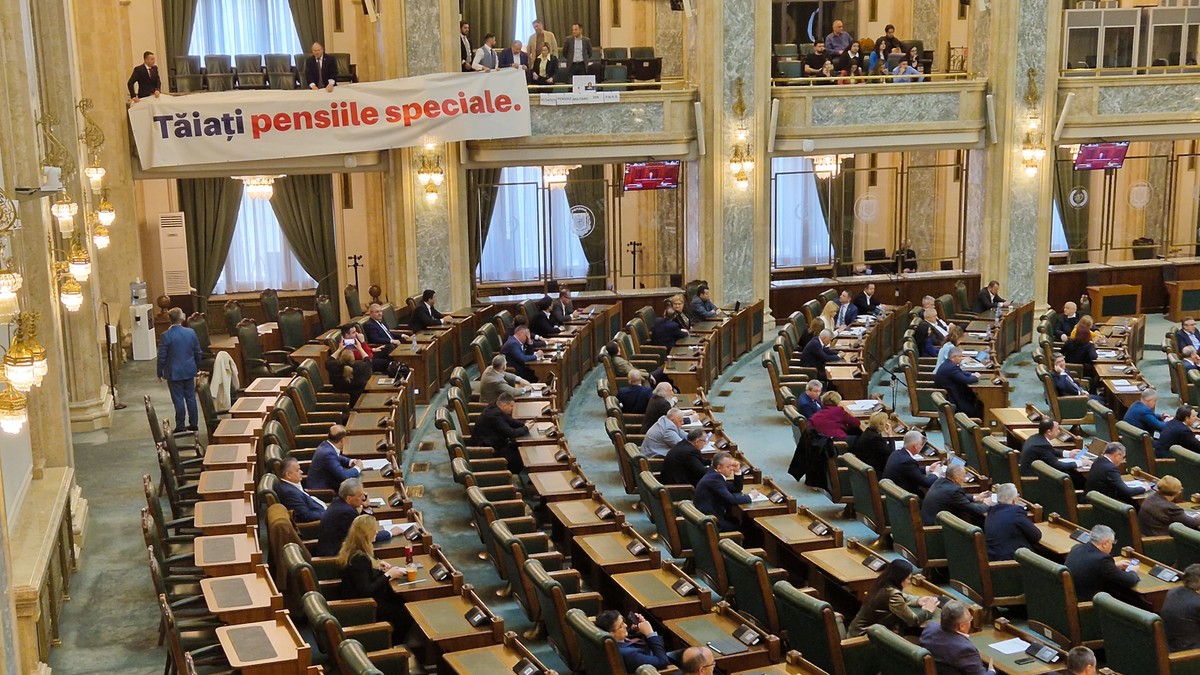 Parlamentarii USR au protestat față de proiectul de lege privind pensiile speciale.