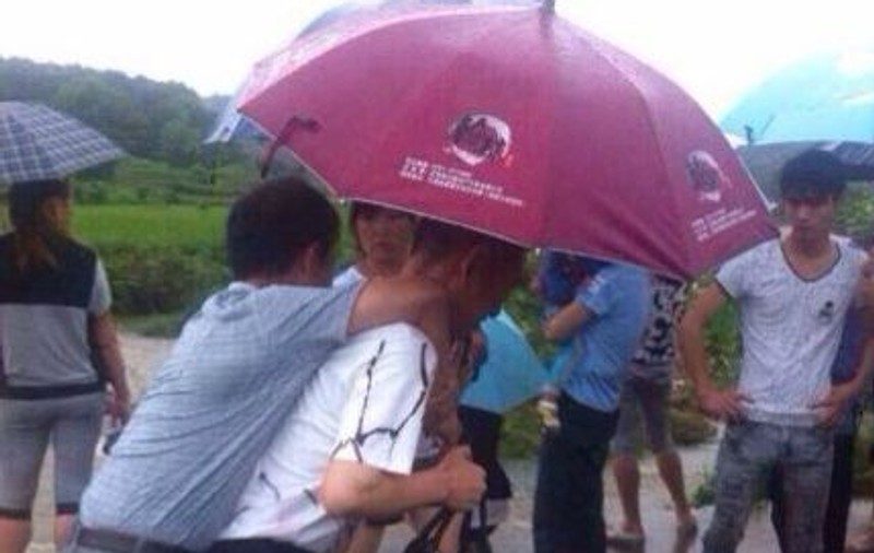 CUM E LA ALŢII!  Pentru că A FOST CĂRAT ÎN SPATE la INUNDAŢII, un oficial chinez A PLĂTIT SCUMP