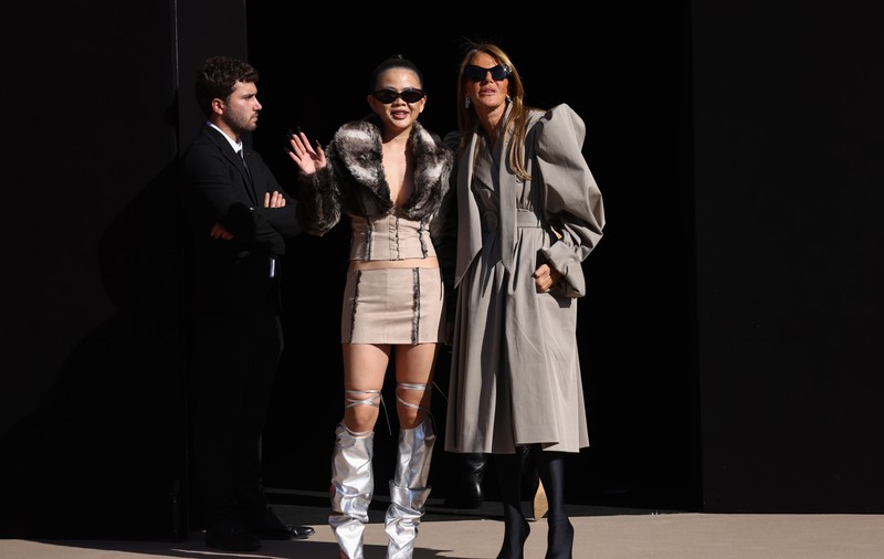 Designerul casei de modă Balenciaga și-a pus prietenii și familia să defileze pe podiumul de la Paris, în timpul prezentării noii colecții | VIDEO