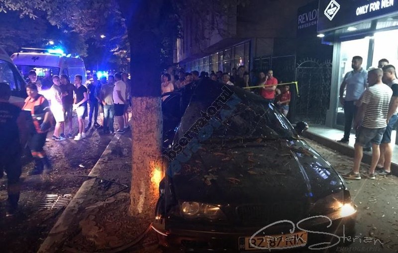 Mașina a fost avariată după ce s-a lovit de copac