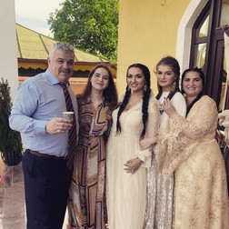 Familia Stănescu: tatăl Marcel, Isabela, Irina, Lorena și mama Violeta