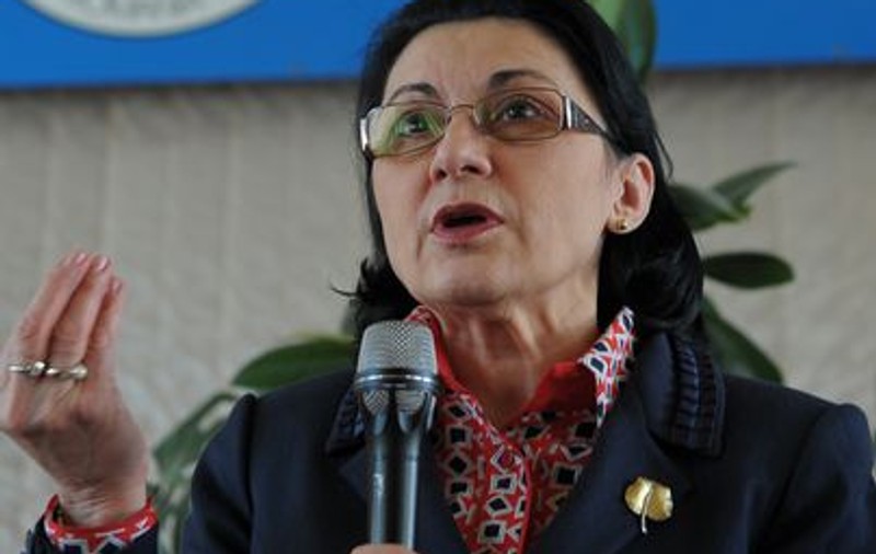Andronescu: "Teza la limba română se susţine joi, iar greva se suspendă" 
