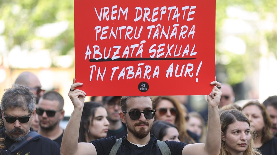 Acțiune manifest organizată de către Declic în fața Parchetului de pe lângă Curtea de Apel București, pentru a cere dreptate pentru tânăra abuzată în tabăra AUR. Sursa foto: Inquam Photos / George Călin