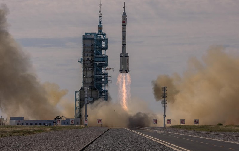 China a lansat prima sa misiune în spaţiu cu echipaj uman după o pauză de aproape cinci ani