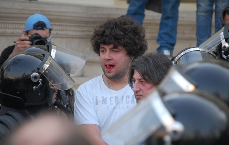 Dezvăluiri-şocante de la incidentele de la sâmbătă: Un jandarm a aruncat fumigena?