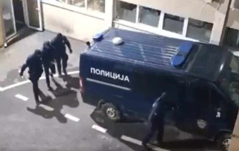 Tentativă de asasinat asupra președintelui Serbiei, Aleksandar Vucici, și a familiei sale. Doi suspecți au fost arestați