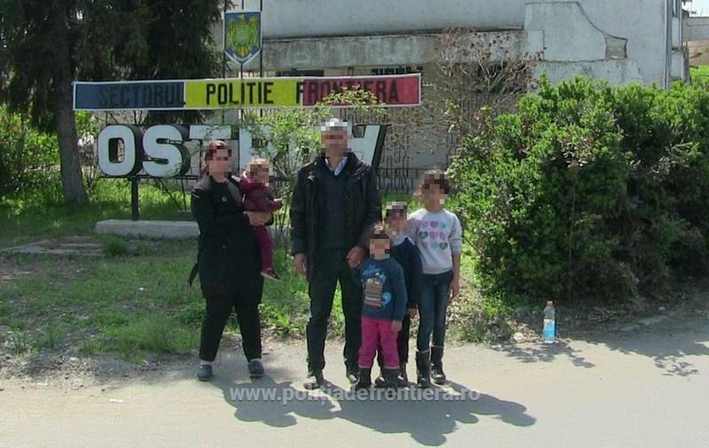 Doi sirieni au vrut să intre ilegal în România cu cei patru copii ai lor. Unul dintre micuții refugiaților are doar un an