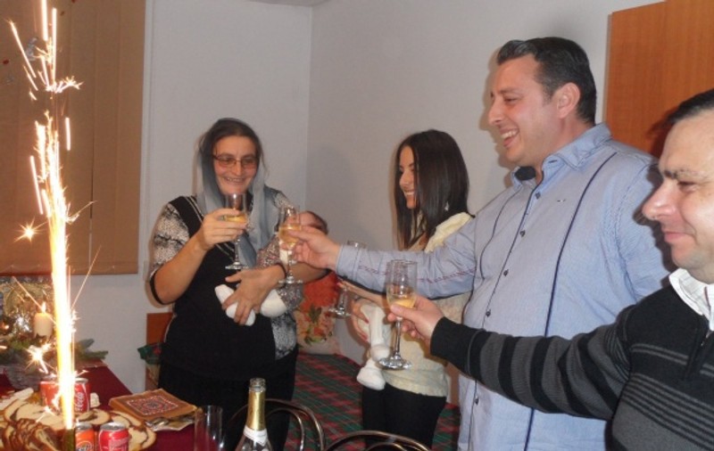 Uite cum a petrecut Revelionul maica stareţă care a născut gemene! | FOTO EXCLUSIV