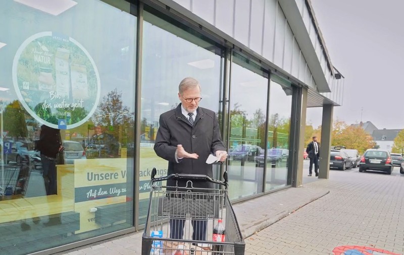 Experimentul premierului ceh: a făcut aceleași cumpărături în magazine din Germania și Cehia. S-a uitat pe bon și nu i-a plăcut ce a văzut