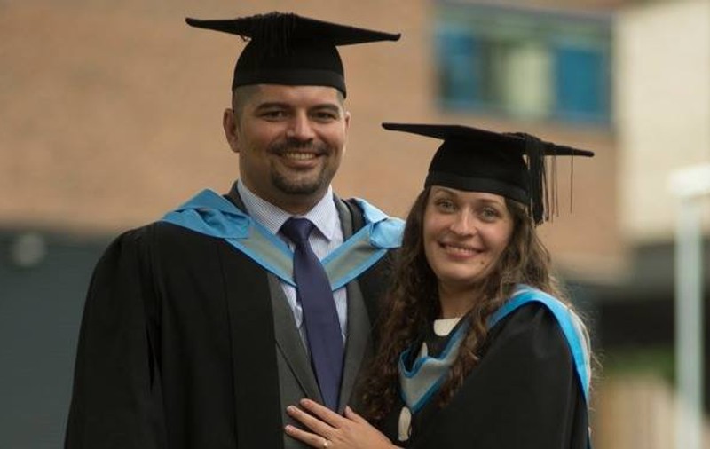 Un cuplu de români a impresionat Marea Britanie. S-au căsătorit și au absolvit facultatea de Medicină în aceeași zi