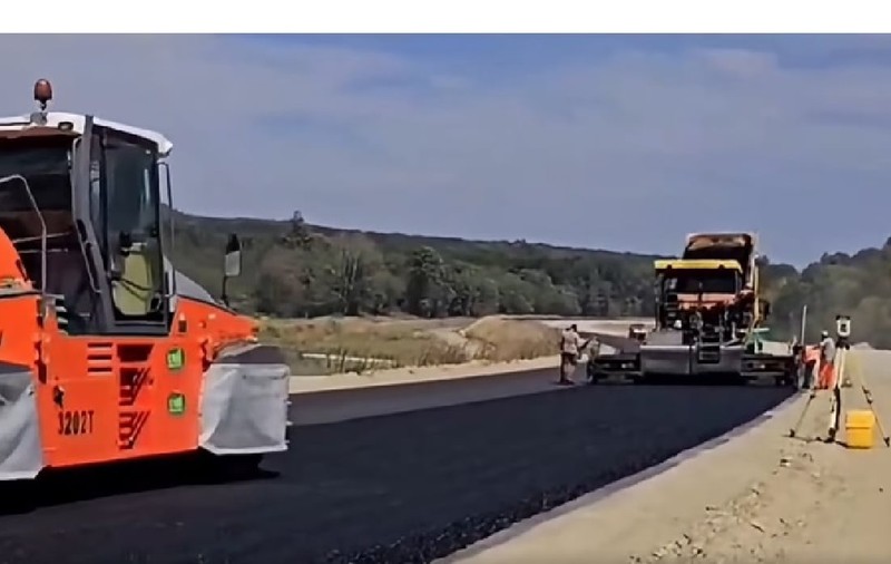 Primii kilometri de asfalt pe lotul cu tuneluri de pe Autostrada A1 Margina - Holdea: Șantierul a avansat cu 20% în șapte luni