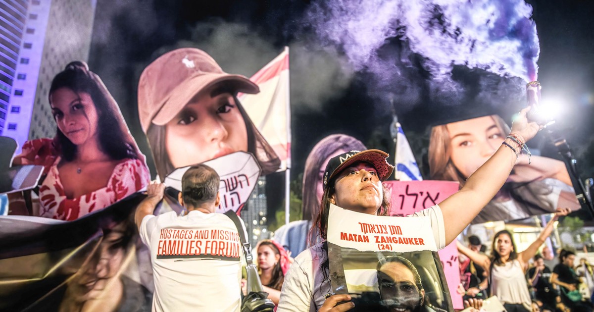 Manifestanți afișează portretele lui Daniella Gilboa, Naama Levy, Liri Albag și Karina Ariev într-o acțiune de presiune asupra Guvernului israelian pentru eliberarea ostaticilor Foto: Hepta