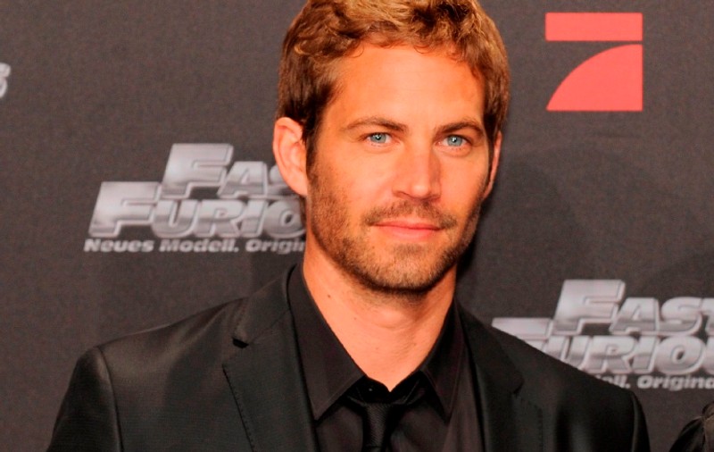 Paul Walker se joacă cu păpuşile