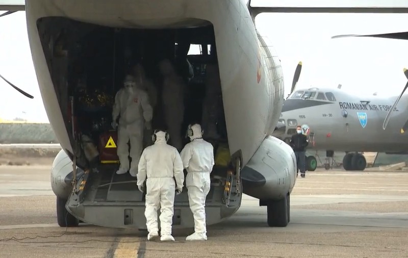 Cinci pacienţi cu COVID-19, aflaţi în stare gravă, transferaţi cu avionul militar de la Bucureşti la spitale din ţară