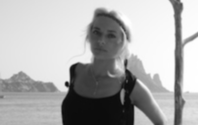 Laura Cosoi, CU ROCHIA RIDICATĂ DE VÂNT! Ce crezi că au văzut cei din jur? | FOTO