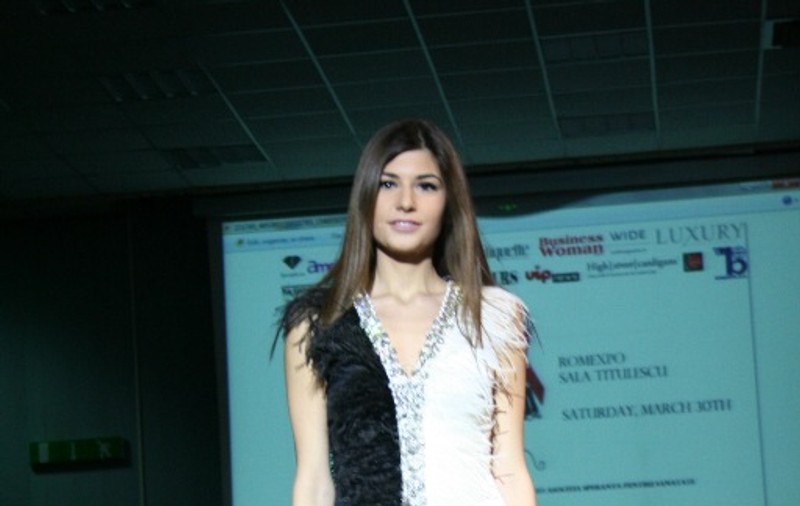FATA LUI ESTE MODEL! Fiica lui Mircea Geoană a defilat pe podium sub privirile a 600 de spectatori