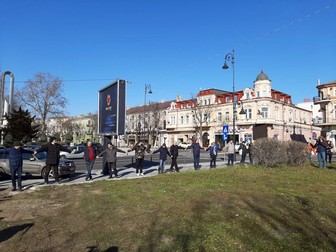 Zeci de constănțeni au format un lanț uman în jurul gropii