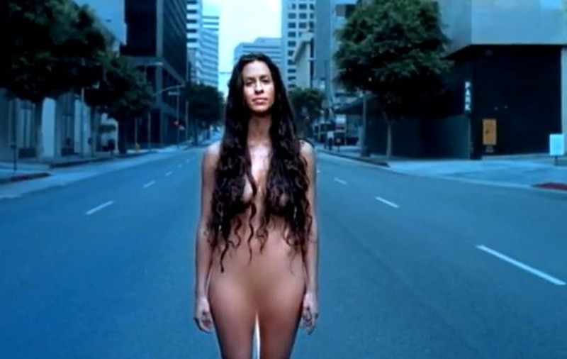 Îți mai amintești de Alanis Morissette? Cântăreața este greu de recunoscut la 38 de ani - FOTO