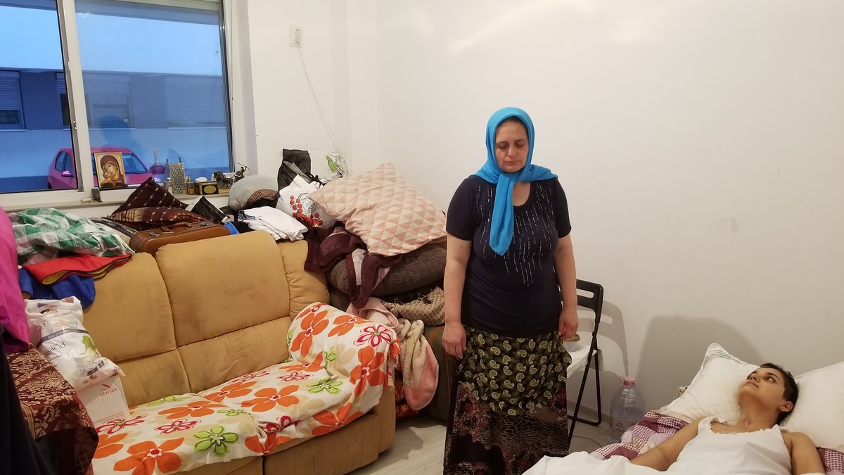 Narcisa Constantin (22 de ani), aflată în stare vegetativă, a fost plimbată între șase spitale din România și refuzată la unul pentru că “e țigancă și miroase urât!”