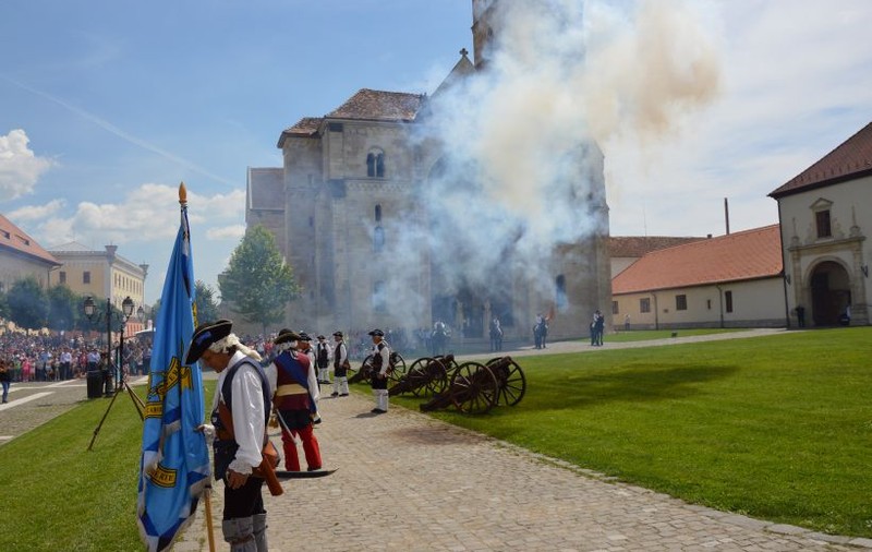 Fum în Cetatea din Alba Iulia. Pulberea salvelor de tun a incendiat vegetația de pe zidurile cetății