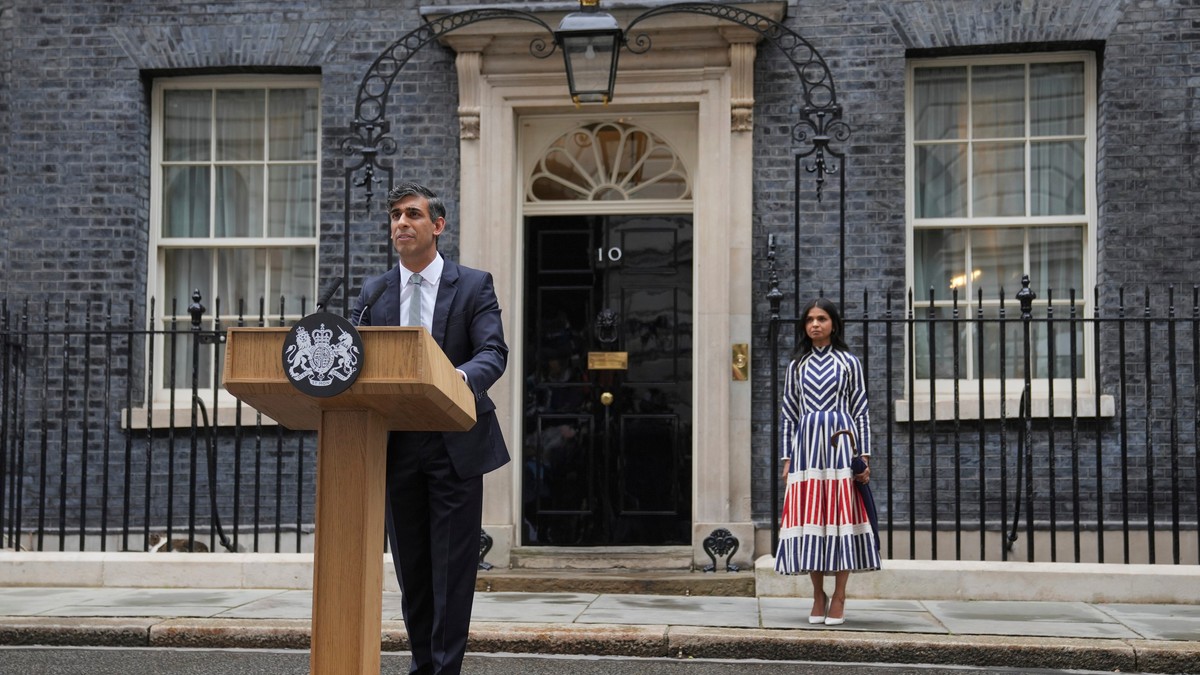 Prim-ministrul demisionar al Partidului Conservator din Marea Britanie, Rishi Sunak, vorbește în fața 10 Downing Street înainte de a merge să-l vadă pe regele Carol al III-lea pentru a-și prezenta demisia la Londra, vineri, 5 iulie 2024. Sunak și Partidul său Conservator au pierdut alegerile generale din 4 iulie în fața Partidului Laburist, al cărui lider Keir Starmer urmează să devină prim-ministru în cursul zilei de vineri. Soția lui Sunak, Akshata Murty, este în fundal. Foto Profimedia