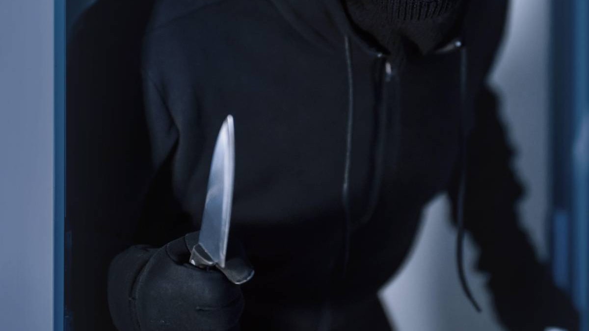 Spargere criminală într-un apartament sau birou cu un cuțit.