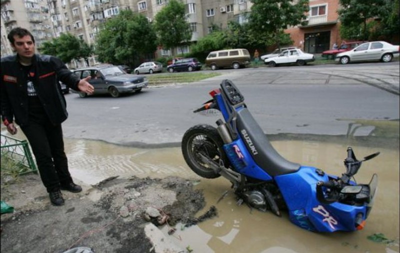 Aşa arată o motocicletă ”înghiţită” de asfalt