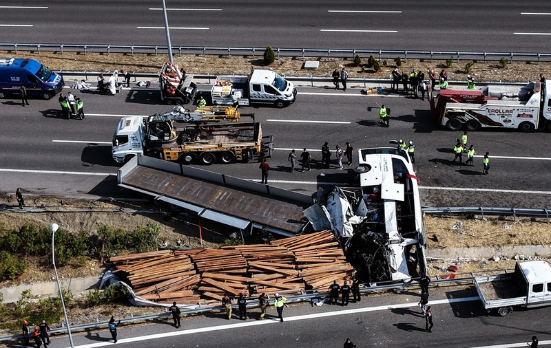 Accident rutier grav în Turcia, pe autostrada dintre Bursa și Izmir. Autocarul stă răsturnat după ce s-a ciocnit cu un camion Sursa foto: Profimedia