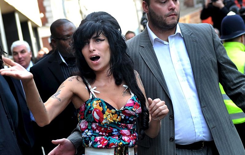 Amy Winehouse s-a cuplat cu bodyguardul ei pentru că este mare