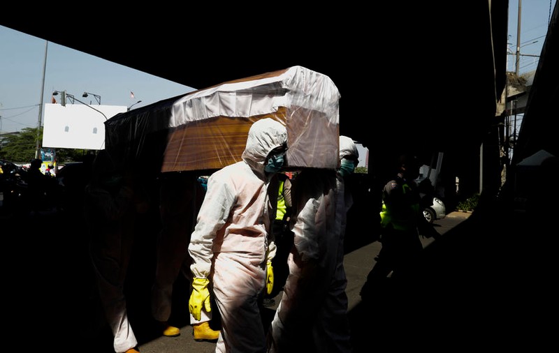 Cum vrea Indonezia să-i determine pe oameni să respecte regulile anti-COVID: sicrie și procesiuni funerare false pe străzile din Jakarta