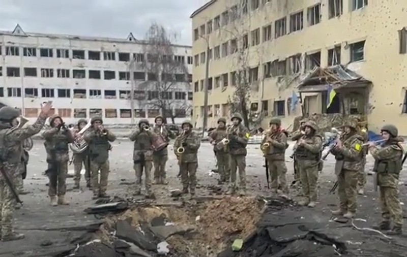 VIDEO | Soldații ucraineni cântă imnul național, la scurt timp după un atac aerian