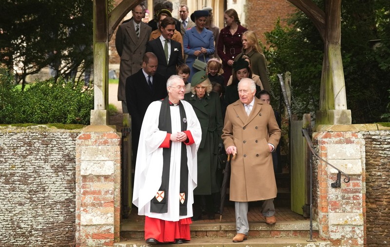 Crăciunul în familia regală britanică. Membrii familiei regale au participat la slujba de la Sandringham | VIDEO