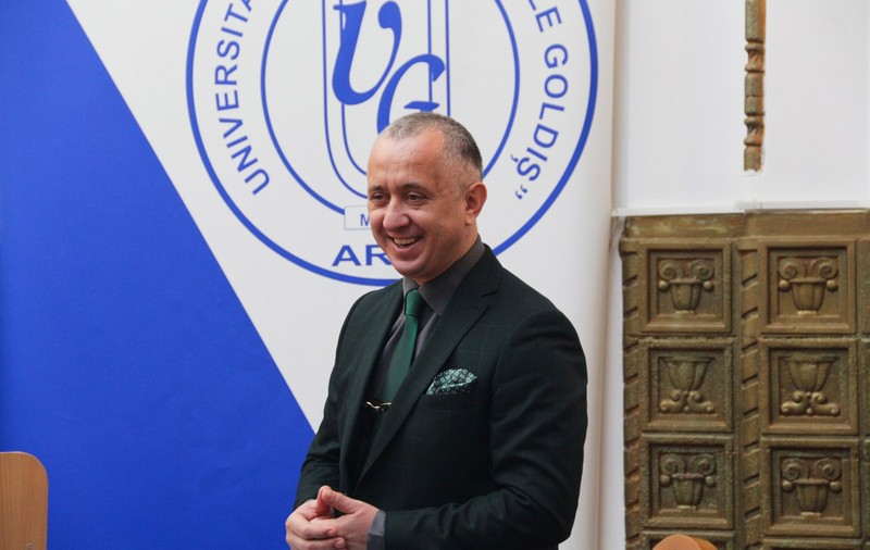 Cine este Adrian Ivan, rectorul Academiei SRI cu venituri de 6.500 de euro pe lună și care și-a copiat cinci cărți. „Am venit, la cererea domnului director Hellvig, să consolidez această universitate”