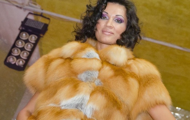 PRIMA IEŞIRE PUBLICĂ a Nicoletei după scandal! Ca să uite de supărare, Luciu s-a ÎNFĂŞURAT ÎNTR-O BLANĂ DE VULPE de câteva mii de euro! FOTO