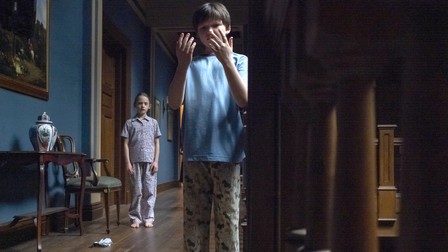 THE HAUNTING OF BLY MANOR (L to R) AMELIE SMITH as FLORA and BENJAMIN EVAN AINSWORTH as MILES in THE HAUNTING OF BLY MANOR Cr. EIKE SCHROTER/NETFLIX © 2020