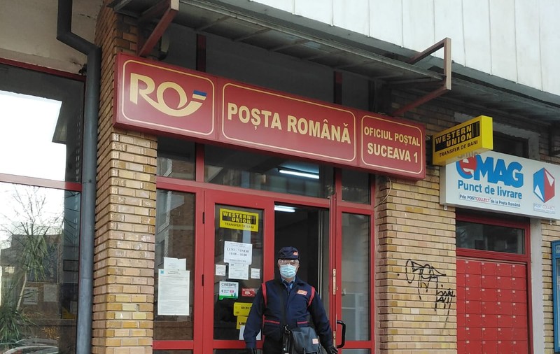 Un poștaș din Suceava, orașul închis de autorități, este singura alinare a bătrânilor izolați: ”Eu sunt familia lor acum”
