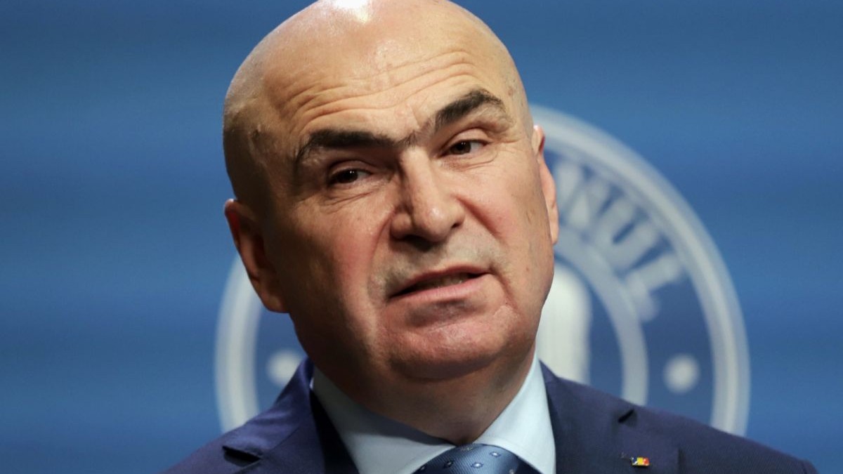 Premierul Ilie Bolojan ascultă o întrebare la o conferință de presă, București, 26 august 2025