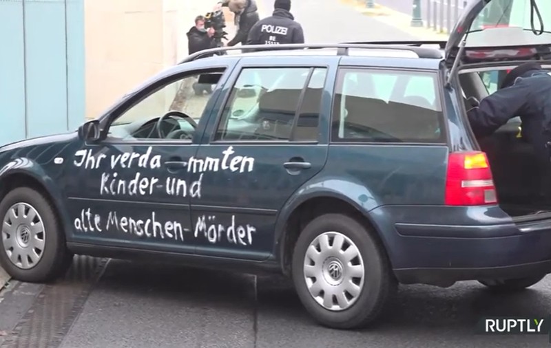 VIDEO | Atac în Berlin: un bărbat a intrat cu mașina în sediul biroului cancelarului Angela Merkel