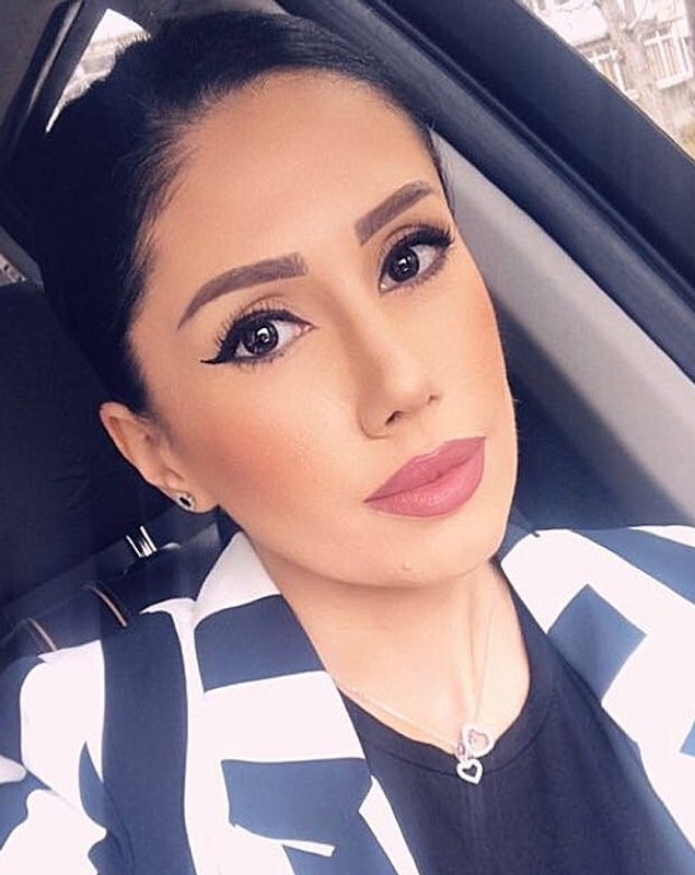 REPORTAJ/Voia o carieră muzicală, dar nu și-a mai găsit locul în jungla showbiz. La 36 de ani, Dana s-a reinventat, devenind un renumit make-up artist