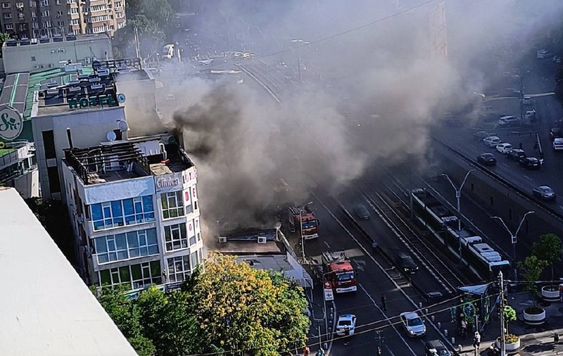 Incendiu la un magazin și hotelul Sir din Sectorul 6, zona e blocată de mașinile de pompieri și echipele de intervenție