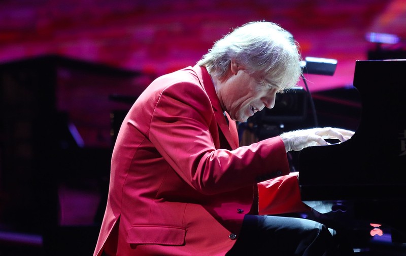 Pianistul Richard Clayderman pleacă în turneu acompaniat de pantonima lui Dan Puric