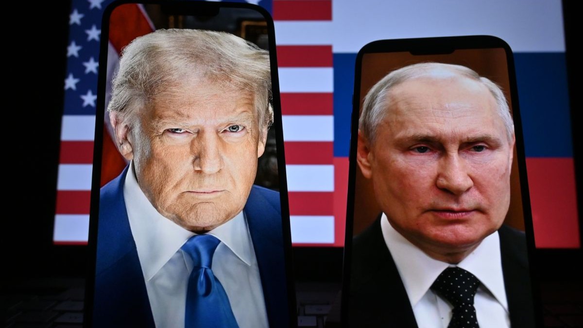 Imagine creativă cu imaginea lui Donald Trump pe un telefon mobil, aflat lângă un alt telefon mobil care arată imaginea lui Vladimir Putin, cu steagurile SUA și Rusia pe fundal