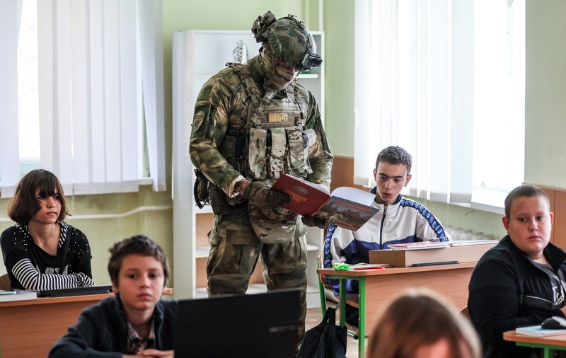 Aproximativ 1,6 milioane de copii ucraineni sunt supuși îndoctrinării și militarizării ruse: „Este o infracțiune de război” / Raport OSCE