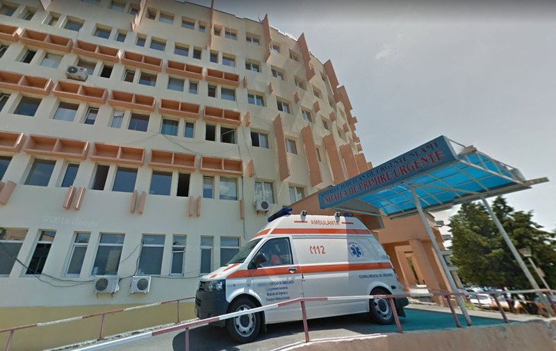 Brancardierul din Neamț care i-a fracturat piciorul unui pacient rămâne nepedepsit, au decis judecătorii. Între timp, bolnavul a decedat