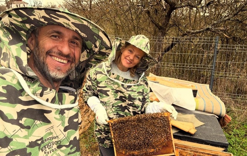 Imagini cu Dragoș Bucur în timp ce încearcă să călărească unul dintre caii familiei. Soția lui a surprins momentul. „Îl bagă în copaci”