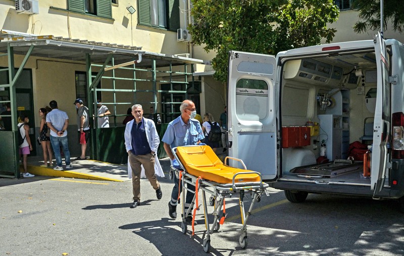 Nu vă îmbolnăviți în Grecia! Mai multe persoane și-au pierdut viața așteptând ore întregi ambulanța