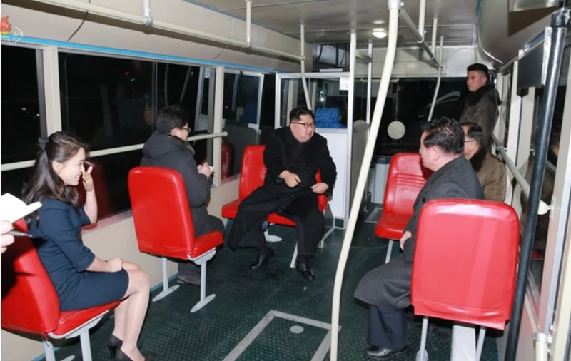 FOTO| Kim Jong-un și soția sa s-au plimbat noaptea cu un troleibuz